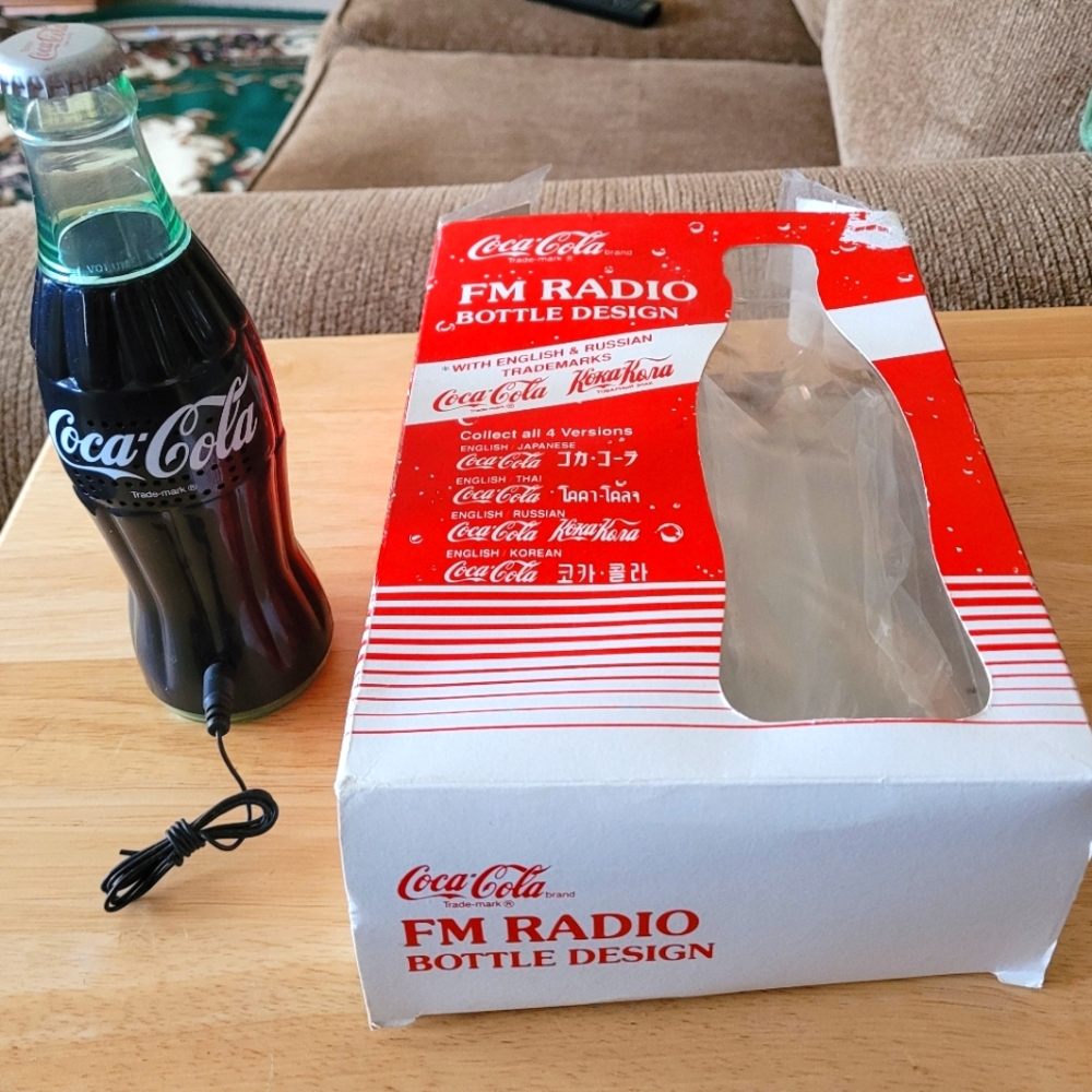 VINTAGE - 1991 Coca Cola FM Radio Bottle Design - Russian Edition Works!